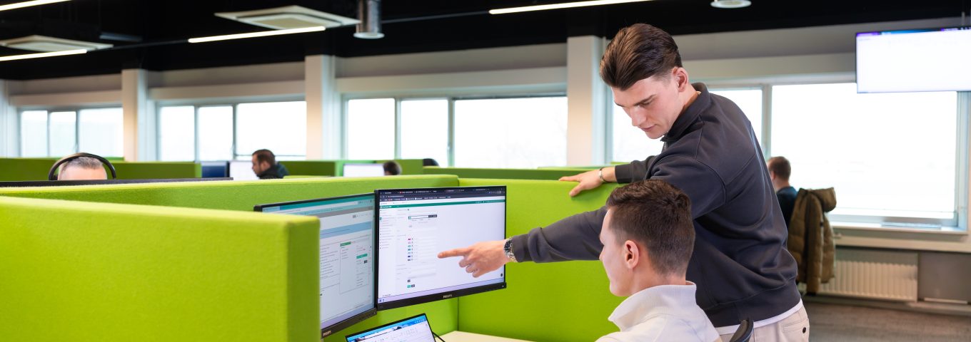 IT-manager en directie in gesprek over IT-regie en strategische samenwerking