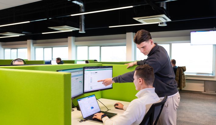 IT-manager en directie in gesprek over IT-regie en strategische samenwerking
